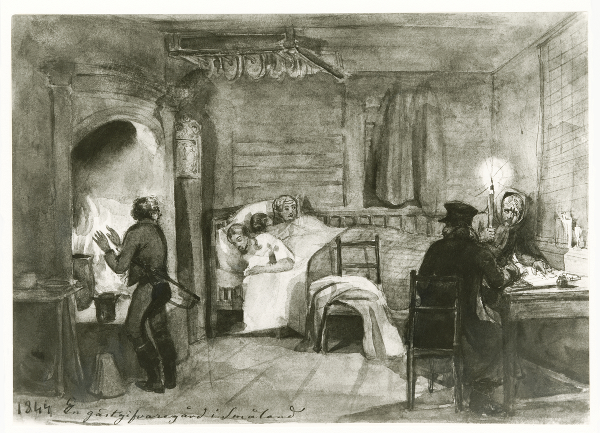 Lavering av Fritz von Dardel föreställande interiör från gästgivargård i Småland, daterad 1844. I en säng ligger tre personer, en man värmer sina händer över elden i den öppna spisen. Vid ett bord sitter en man och skriver i en bok, en äldre kvinna står bredvid.