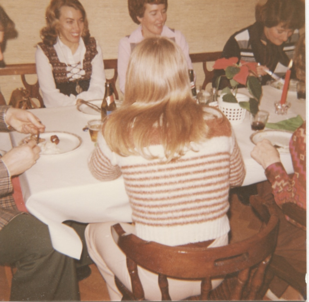 Julmiddag för personalen, Brattåshemmet 1970 - 80-tal. Med på bild är bl.a Ingela Sjöberg, kokerska, klädd i rosa blus.