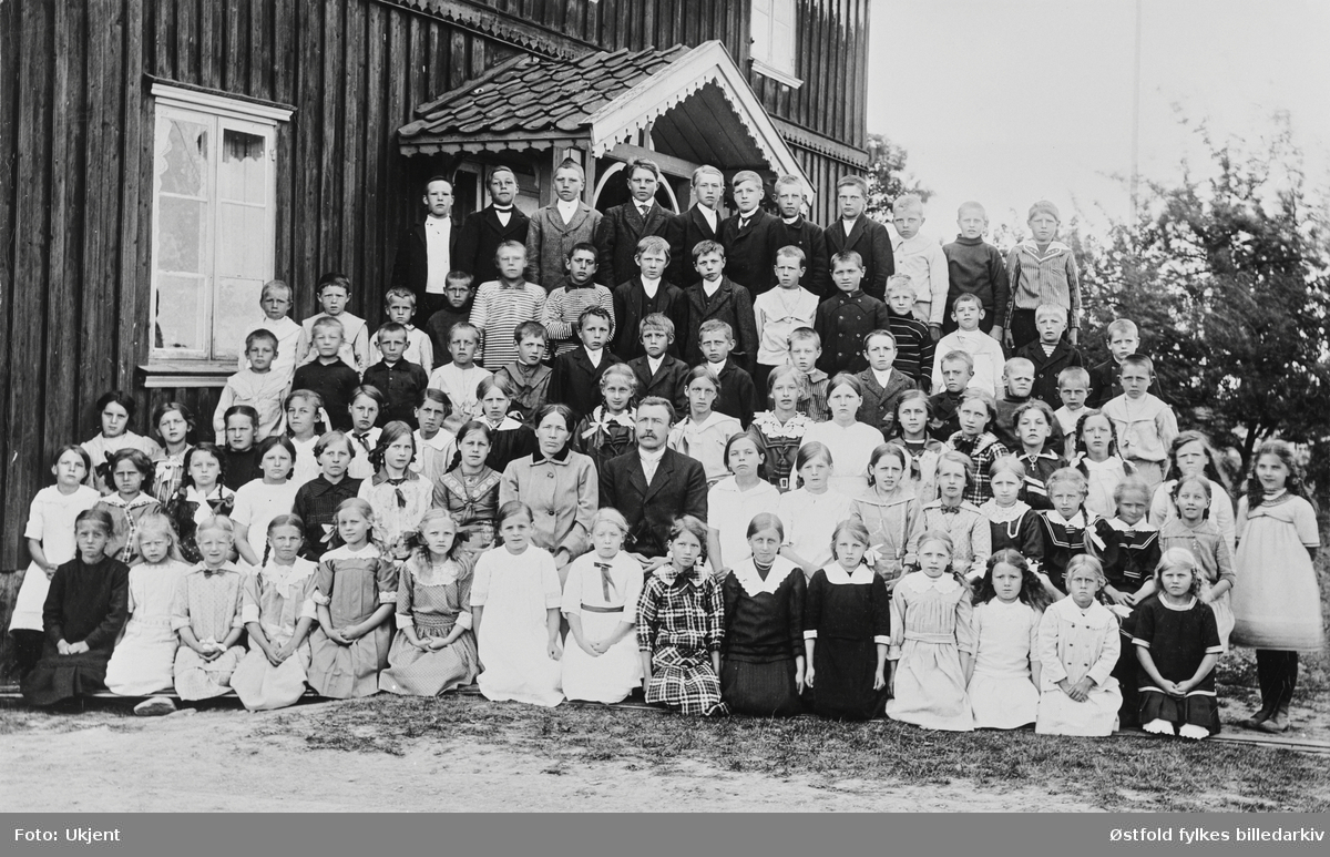 Karlsrud skole i Skiptvet ca. 1916.  Skolens elever og lærere foran skolebygningen. 
Lærere: Martine Hønstvedt (1898 til 1916) og Bjørnulf Berge (1909-1917). 

Navneliste, se dokumentregister, ikke ført inn.
