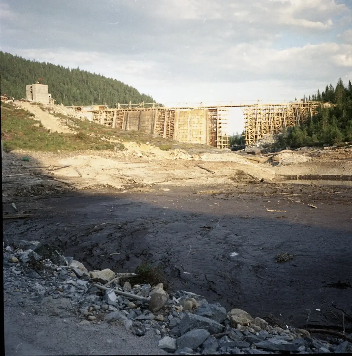 Suvdøla kraftverk, Klepsvassdammen, Holmavatn, kraftstasjonsbygg