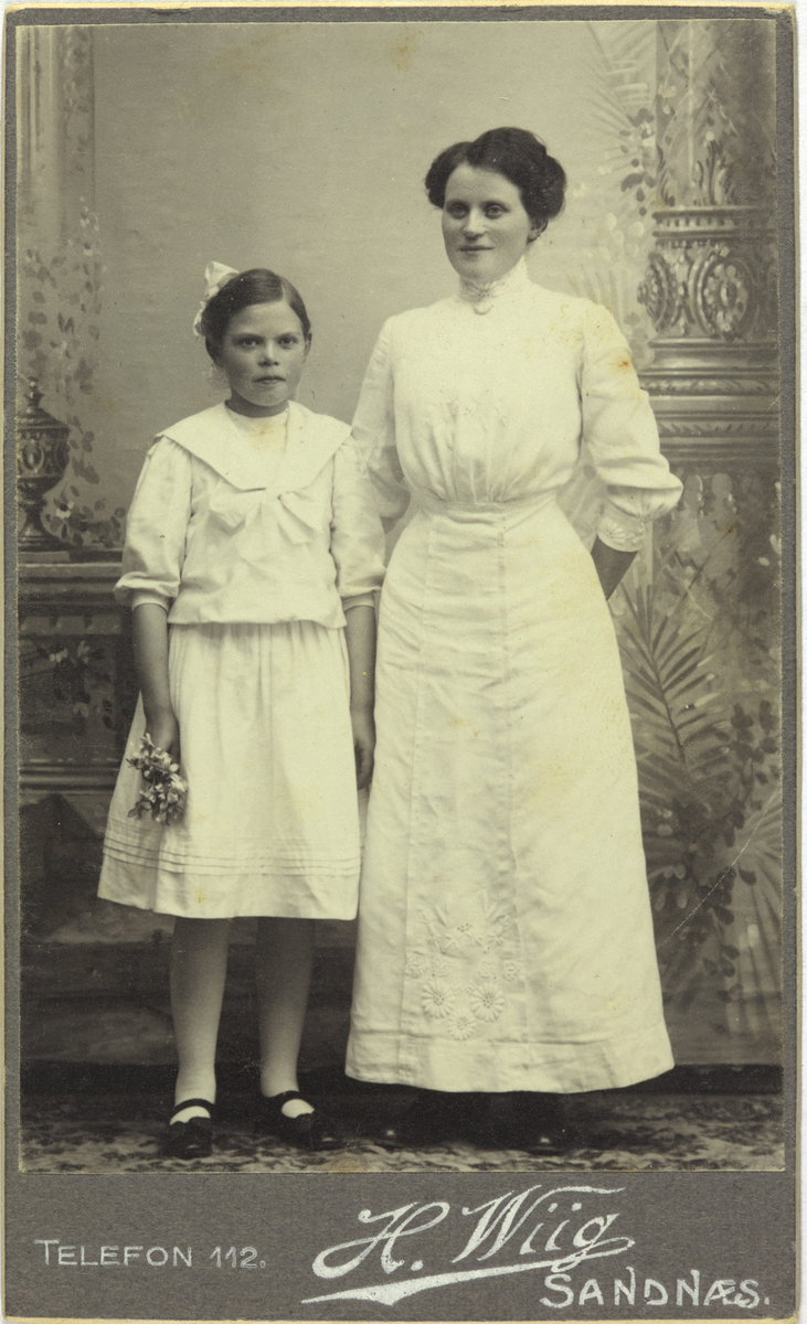 Atelierfoto av Karen Hognestad g. Eikeland og Gudrun Laland. 1910?