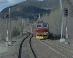 Elektrisk lokomotiv El 17 2225 med ekspresstog til Kristians