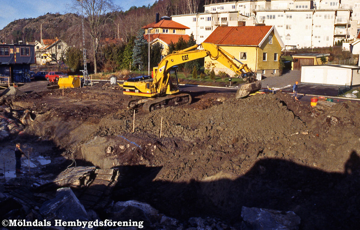 Toltorp i Mölndal, februari 1997. Byggnationen på servicehuset Fallströmmen startar. Till höger i bild mangårdsbyggnaden på Nordgården 2.