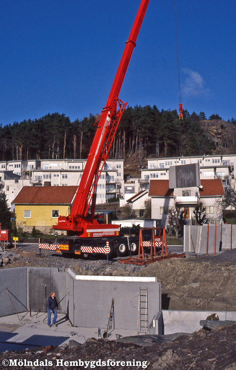 Toltorp i Mölndal, år 1997. Servicehuset Fallströmmen byggs.
