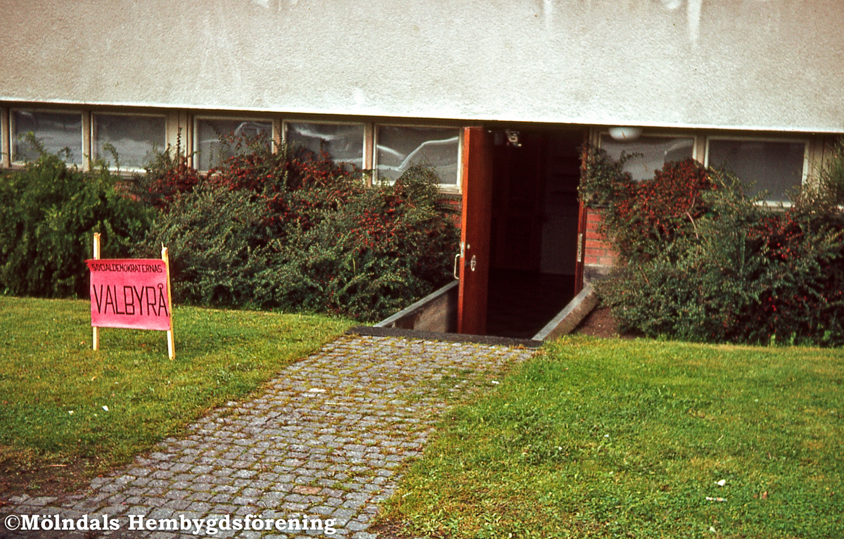 Valdagen i Mölndal, den 18 september 1966. Socialdemokraterna hade valstuga i Sörgårdsskolan. Tveksamt!