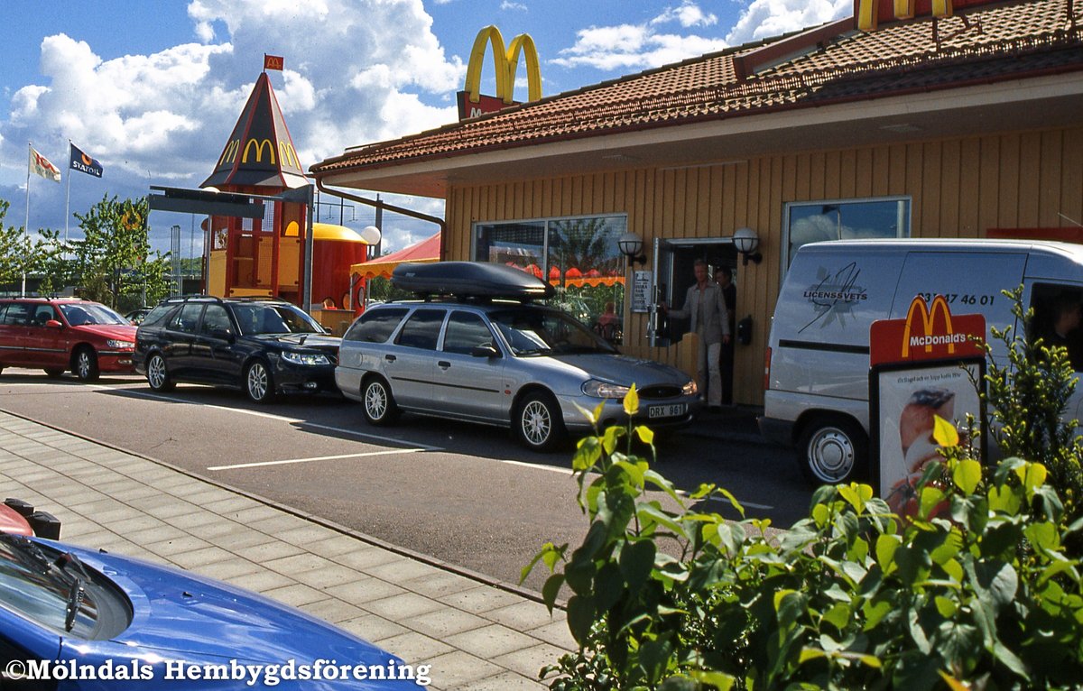 Fässberg i Mölndal, maj 2002. Bilar i kö hos McDonald's vid Jolengatan.