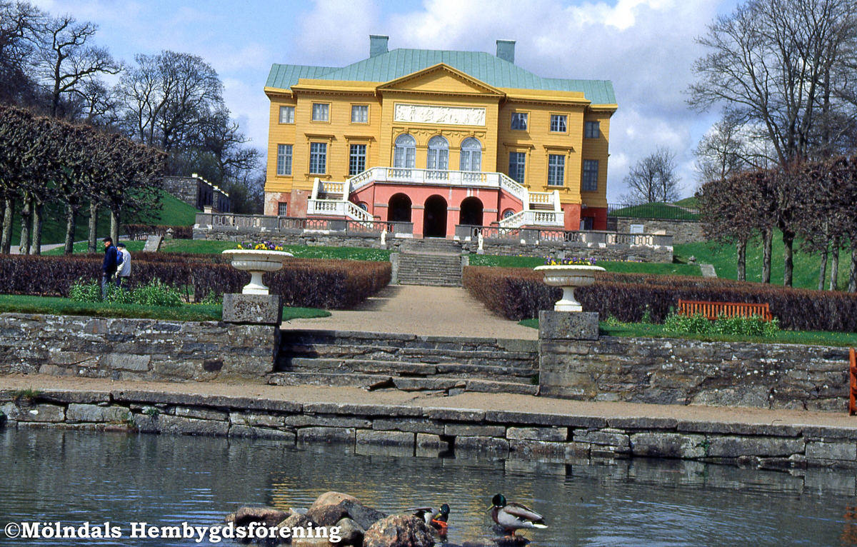 Det gulmålade Gunnebo slott i Gunnebo, Mölndal, sett från slottsparken i maj 1992.