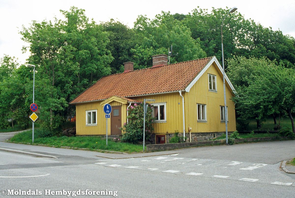 Frölundagatan 29 i Åby, Mölndal, i juni 2001. Huset har varit ett torp under en av Åbygårdarna. En pump från källa stod på tomten. Här kunde solängsborna få vatten med en nyckel som man betalade en månadsavgift för.