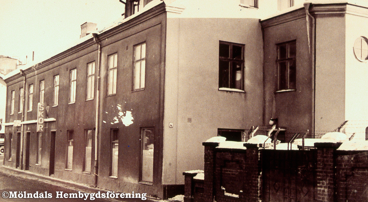 Kvarnbygatan 4 vid Gamla Torget i Mölndals Kvarnby. Okänt årtal. I byggnaden låg Mölndals andra postkontor, från februari 1900 till januari 1929. AF 14:34.