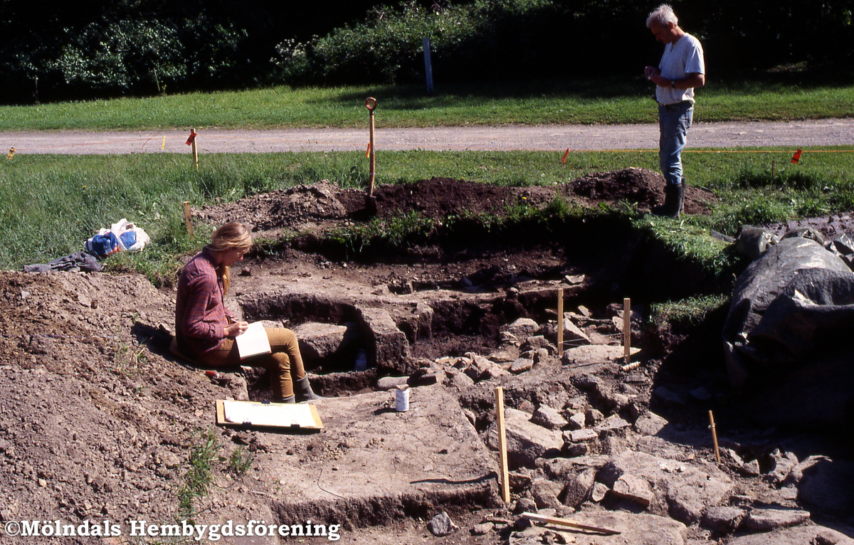 Gunnebo i Mölndal, juni 1995. Anna-Greta och Johan Ryhag hjälper till med utgrävningen på Gunnebo. Stående: utgrävningsledaren Lou Schmitt. Man undersökte om tjänstemannabyggningarna funnits. Svar: nej.