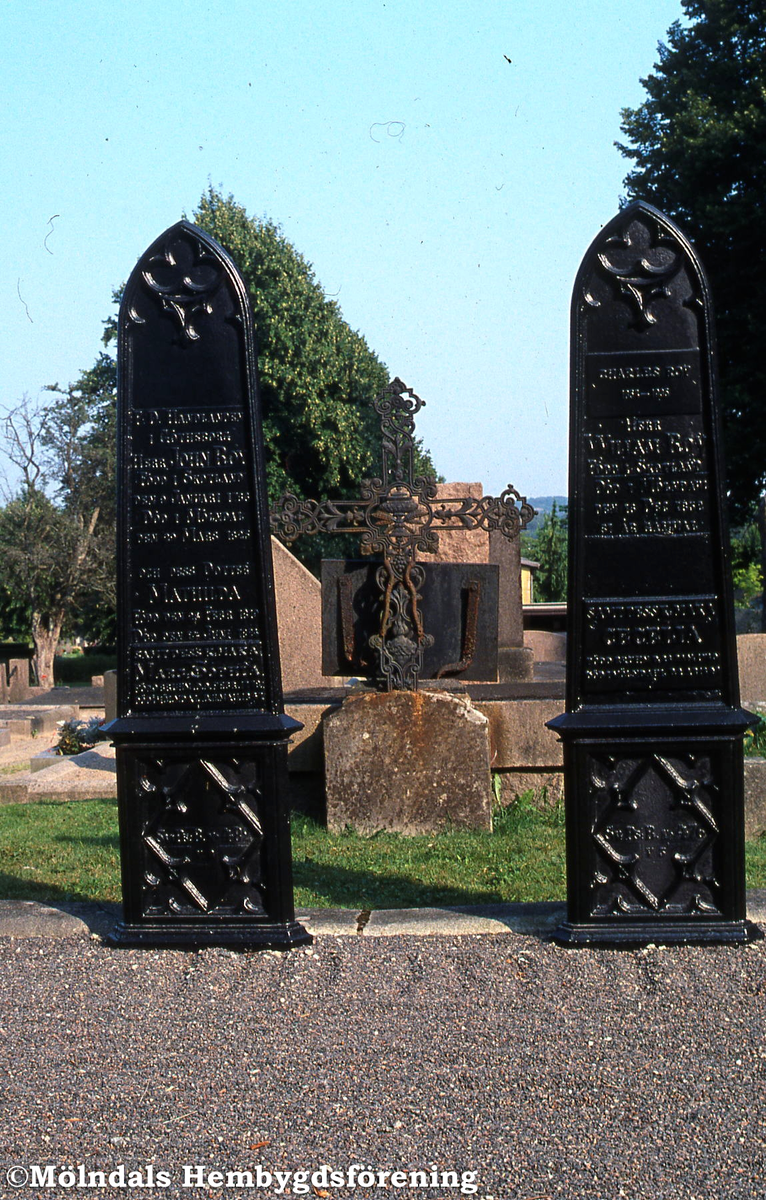 Roys gravstenar på Fässbergs kyrkogård i Fässberg, Mölndal, år 2002.