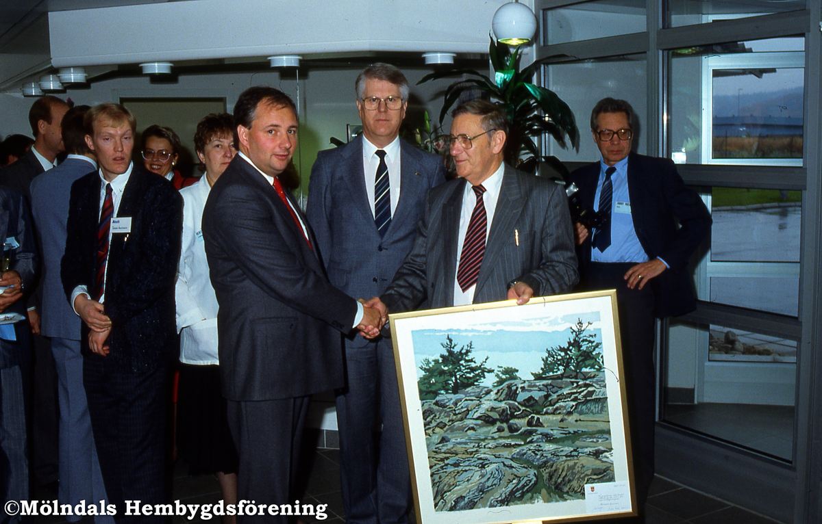 Idrottsvägen i Åby, Mölndal, den 23 oktober 1987. Kommunen överlämnar en tavla vid invigningen av Atech, ett företag ägt av Anders Wall. Från vänster vd Thomas Westgard, näringssekreterare Ingemar Gustavsson och John Adolfsson.