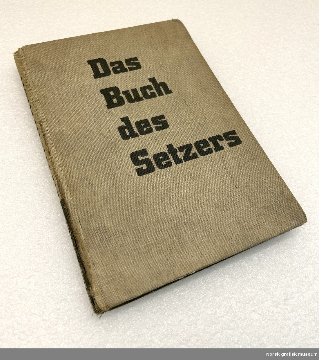 Bok med tekstiltrekk: Das Buch des Setzers. Von Fritz Genzmer und Walther Grosmann. 

1941
Gutenberg Druckerei und Verlag.
