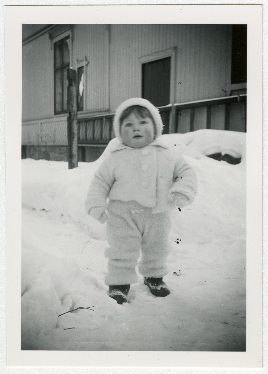 Foto av forfatter Tor Åge Bringsværd på om vinteren, ca. 1941