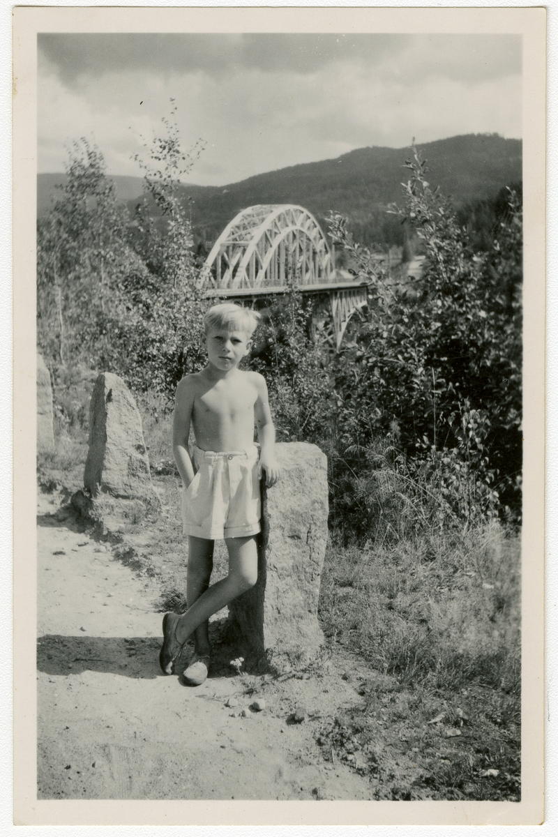 Foto av forfatter Tor Åge Bringsværd på biltur, ca. 1948