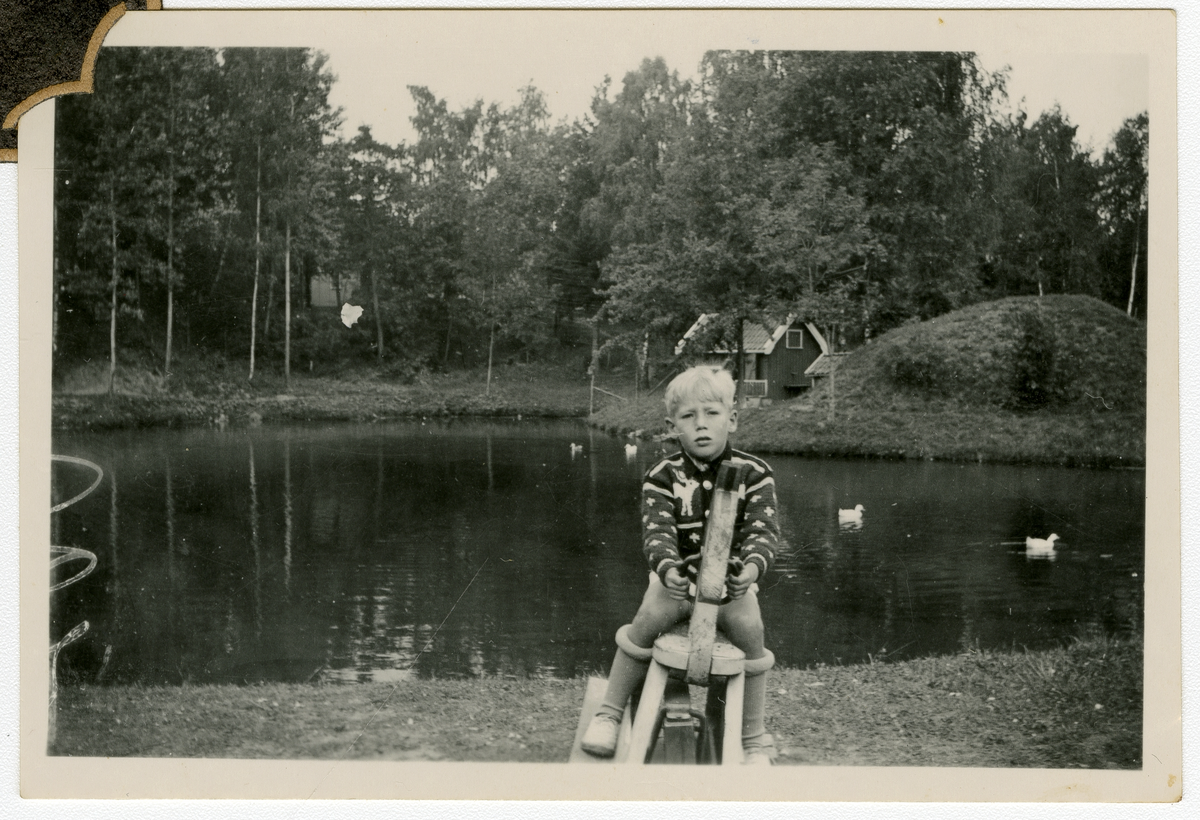 Foto av forfatter Tor Åge Bringsværd i lekepark i Tønsberg, ca. 1947