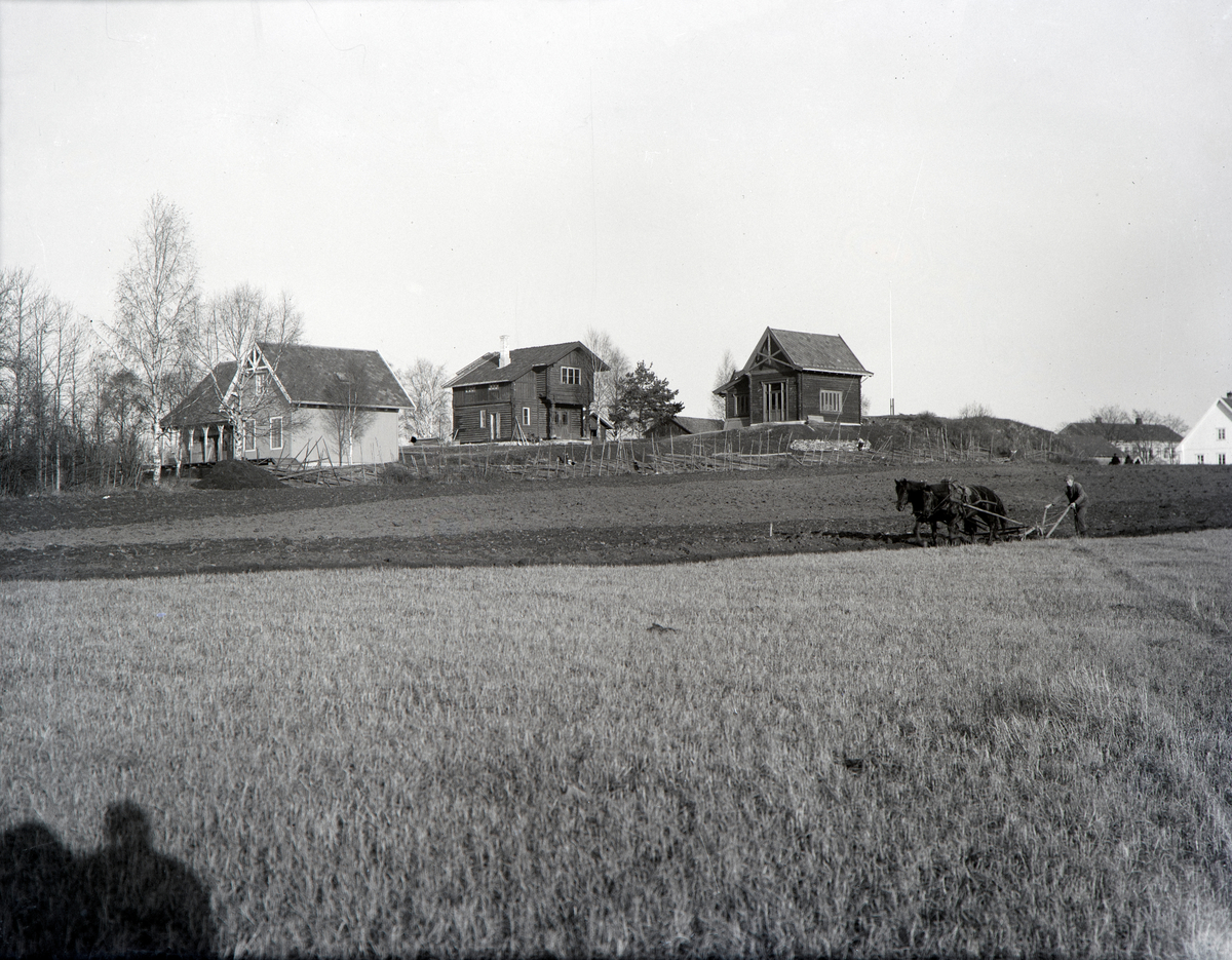 Hamar, Disen, Norsk Jerbanemuseum under oppbygging, fra venstre Kløften stasjon, Bestum stasjon og Ilseng stasjon, i forgrunnen mann med to hester som pløyer,