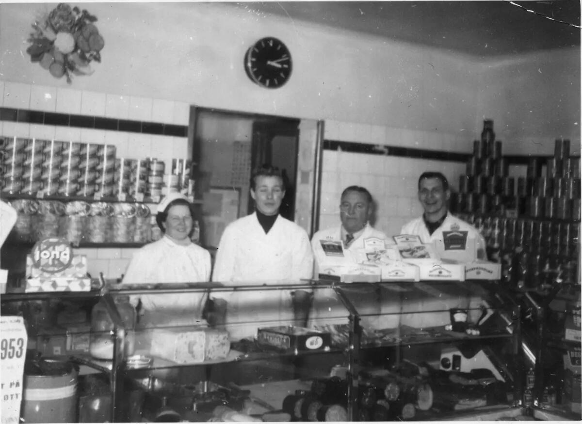 Konsum Nyboda 1948. Personal i charkavdelningen.
Alice Karlsson, Erik Lindkvist, Erik Bodin och Arne Svensson