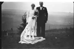 Bryllaupsbilde av Birgit Stuveset Liahagen og Herman Liahage