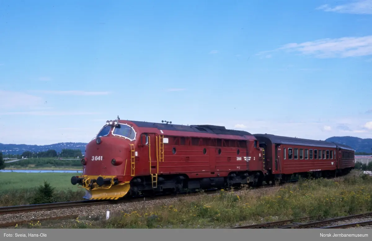 Diesellokomotiv Di 3 641 med persontog fra Mo i Rana til Trondheim, tog 478, ved innkjøringen til Hell stasjon