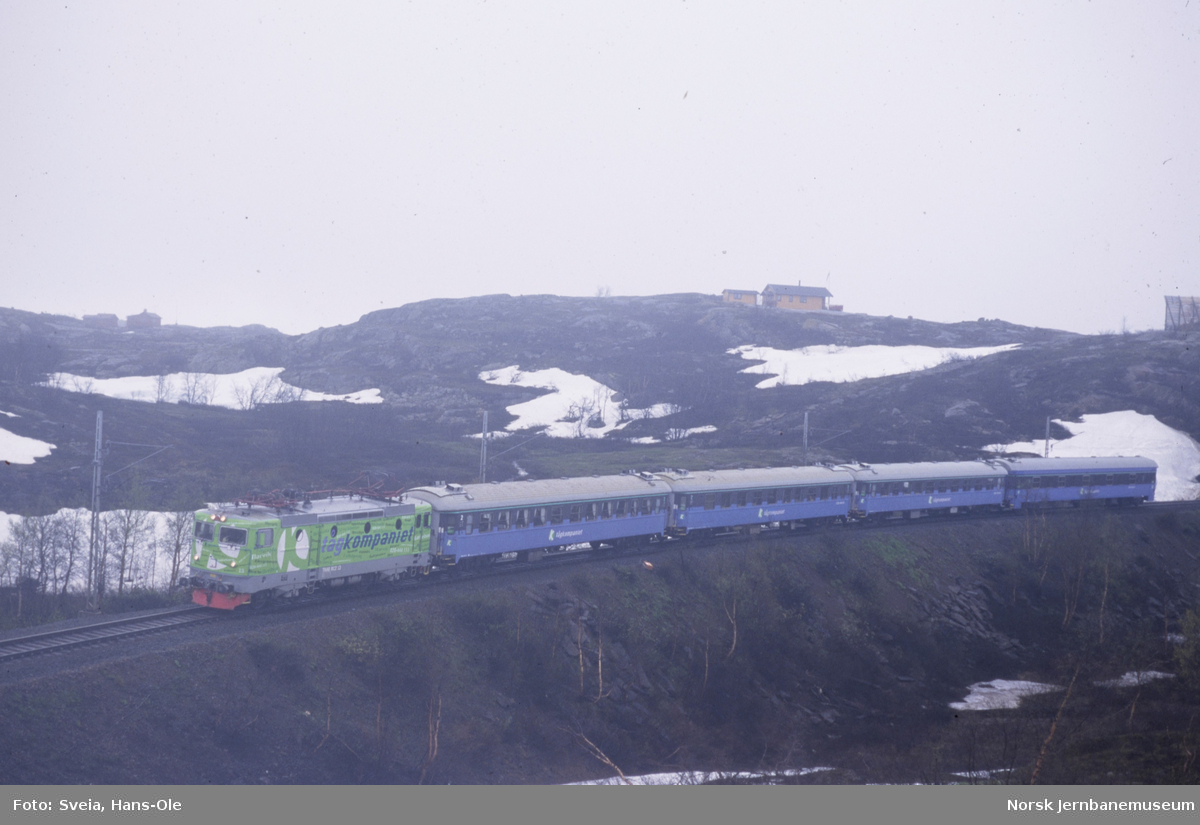 Svenska Tågkompaniets elektriske lokomotiv Rc2 13 (tidligere Rc2 1113) med persontog til Narvik, tog 92, ved Solheimsbrakka mellom Bjørnfjell og Søsterbekk på Ofotbanen