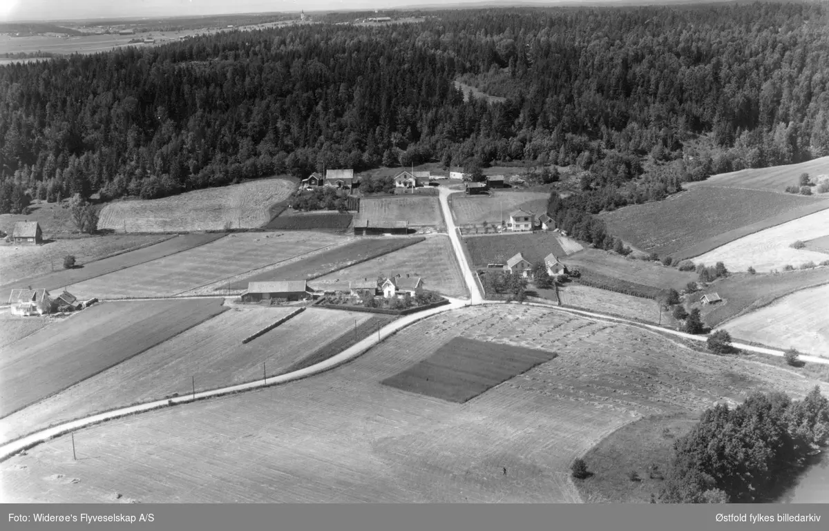 Skråfoto av Sandengplasser i Solli , Tune den 18. juli 1956. I bakgrunnen Underås i Solli (Råde kommune).
