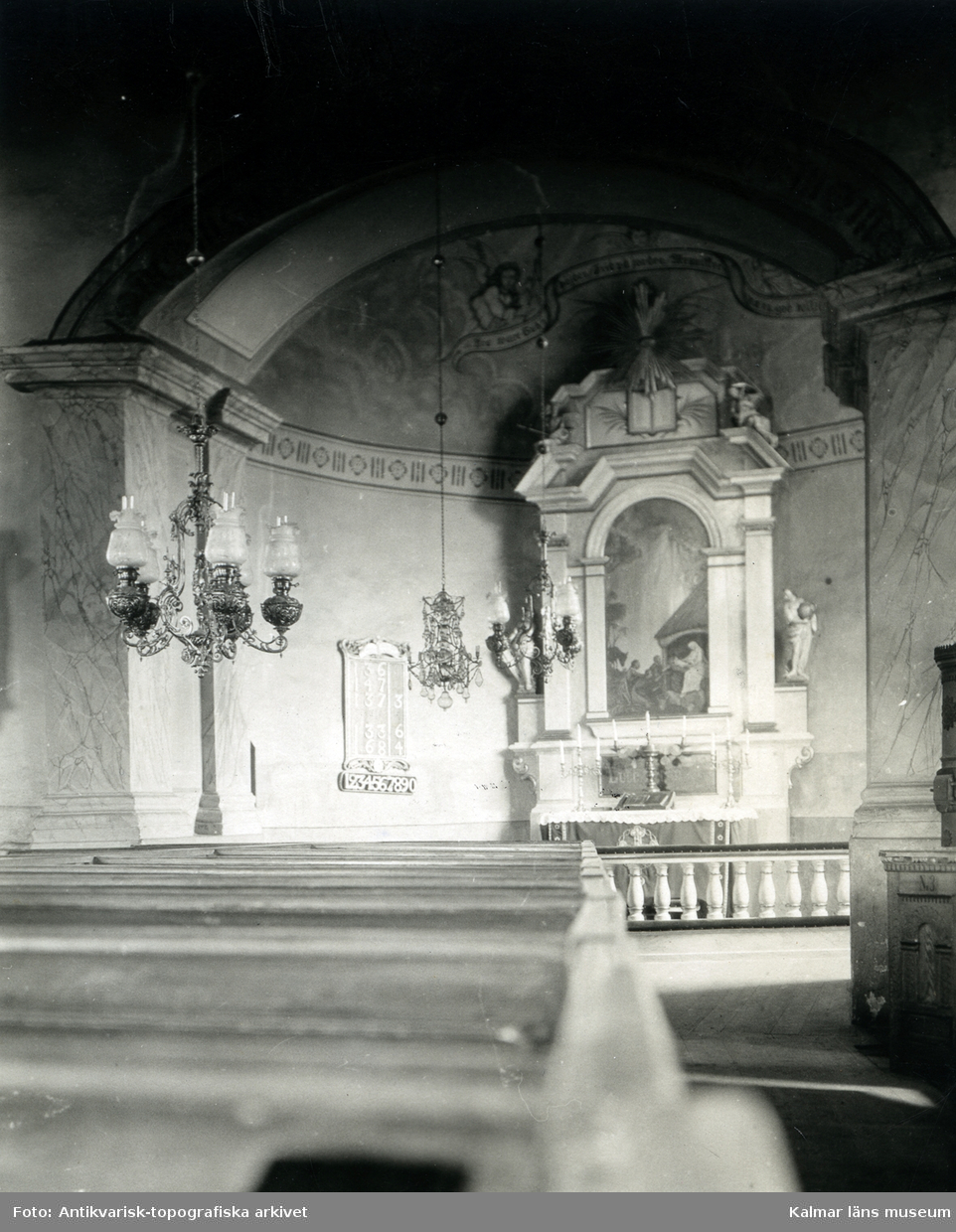 Interiör mot altaret i Hagby kyrka.