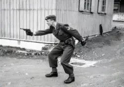Korporal Odd Aspeli i militæruniform med håndvåpen. Walther 