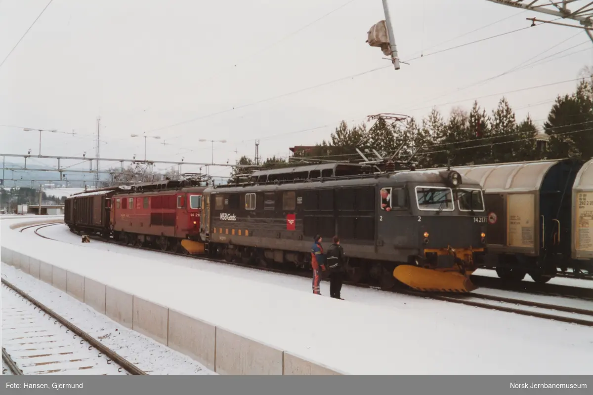 Elektriske lokomotiver type El 14 med El 14 2171 fremst, med godstog fra Sundland på Hønefoss stasjon