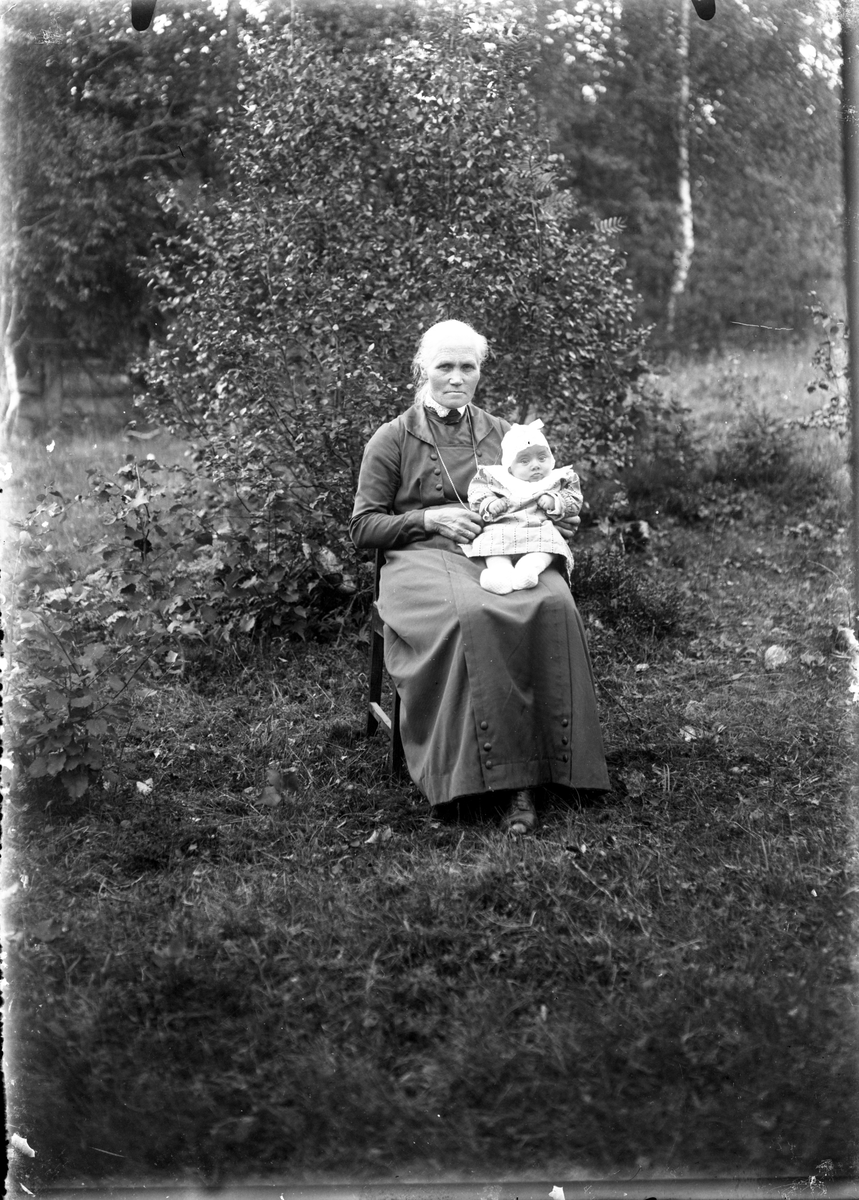Portrett av Marie Jensen (Løkka), med barnebarnet Solveig Eide på fanget.

Fotosamling etter fotograf og skogsarbeider Ole Romsdalen (f. 23.02.1893).