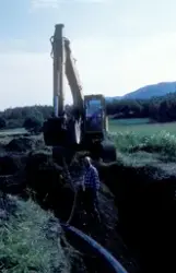 Tex-Fisk A/S, Bjugn 1986 : To menn jobber med å grave ned no