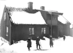Søsknene Lauritzen på ski. Ca 1912-14. Ukjent tilskuer i bak