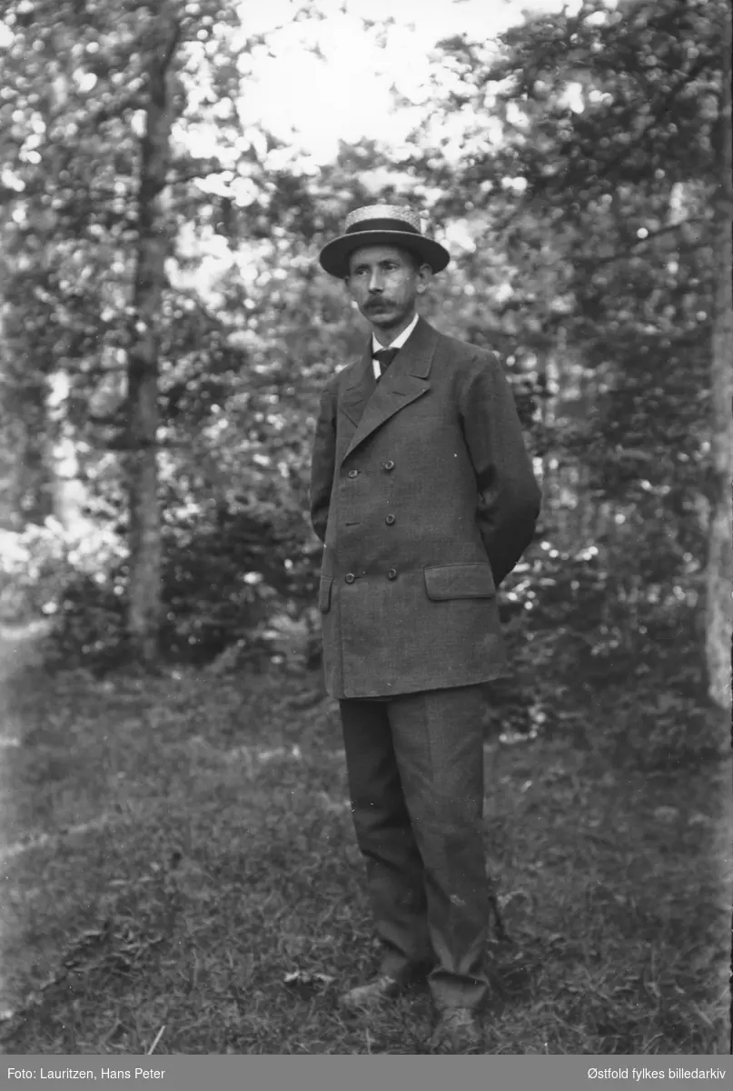Selvportrett av skredder og fotograf Hans Peter Lauritzen, tatt i skogen. Ca 1905-1915.