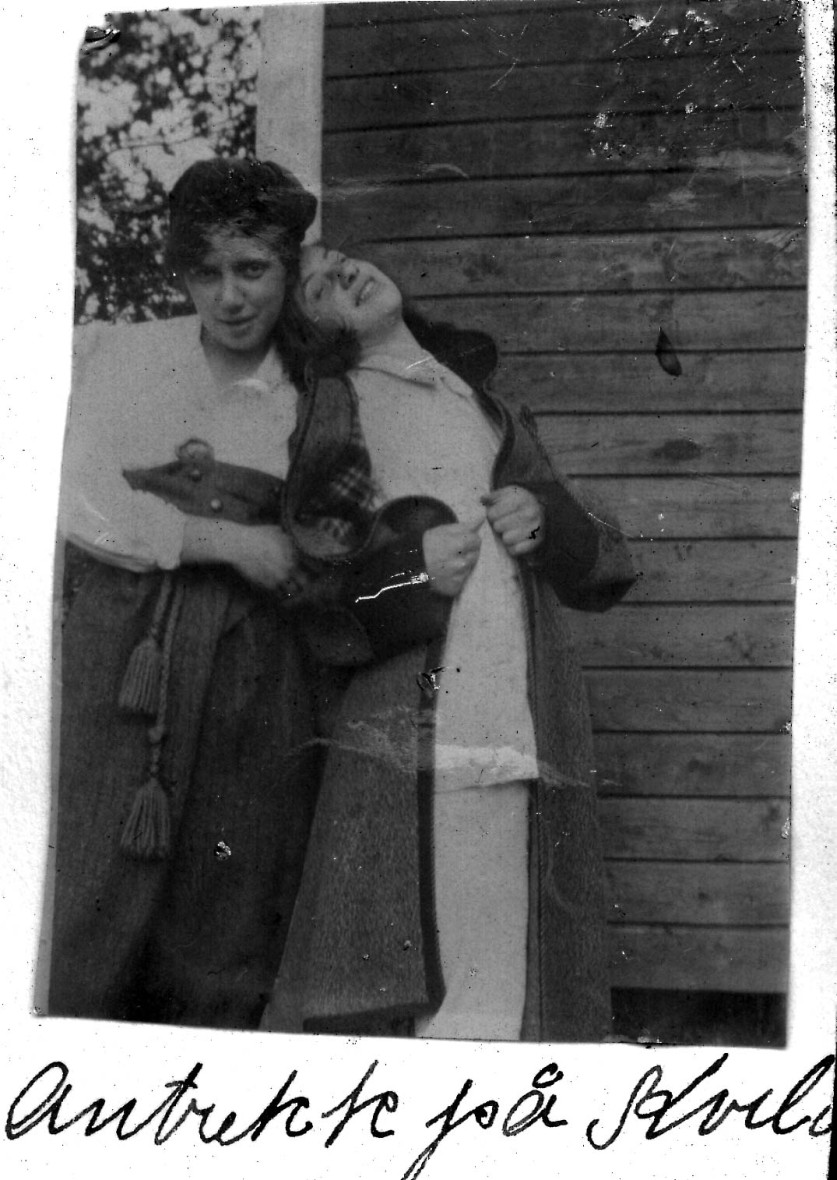 To damer på Kvila. Kvila var navnet på hytta til Christian Frederiksen i Melbumarka.