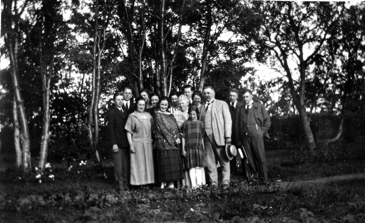 Familien Frederiksen i hagen med Melbu hovedgård