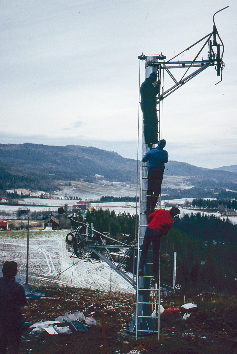 Dugnad, montering av skiheis i Bergerbakken, ca. 1980