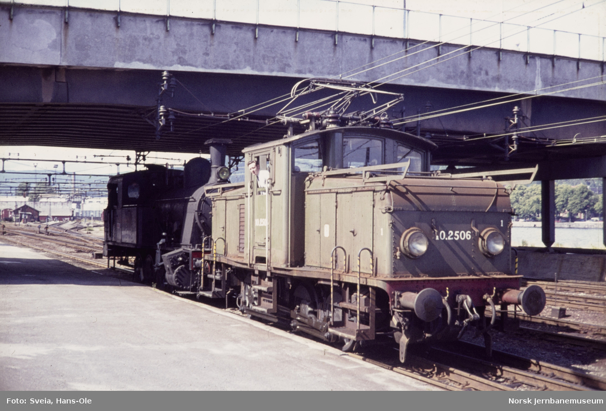 Elektrisk lokomotiv El 10 2506 og damplokomotivet M2 "Menstad" på Drammen stasjon