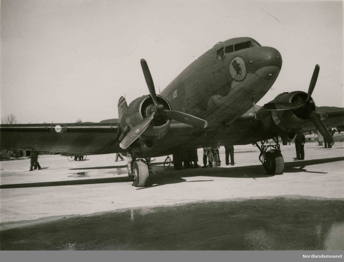 Et fly. Bilde tatt i Bodø under feiring av freden etter okkupasjonen 1945.