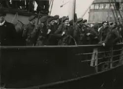 Mange soldater ombord i et skip. Navnet på skipet begynner m