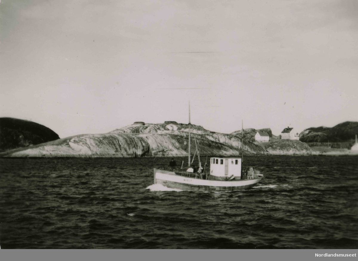 En fiskebåt på havet. Mest sannsynlig tatt fra moloen i Bodø.