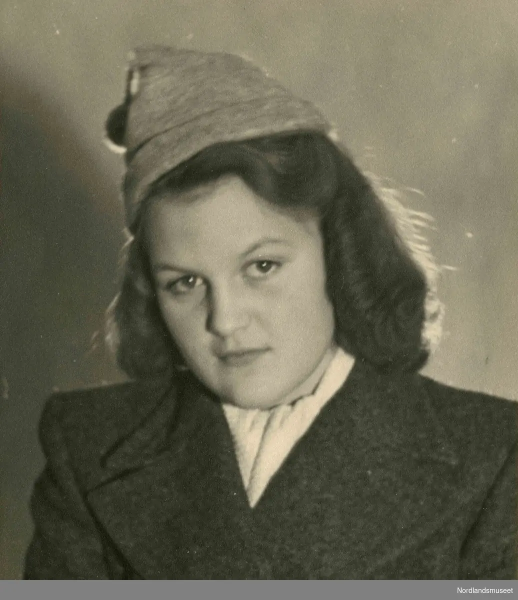 Portrett av ung kvinne med lue. Bildetekst: "Gull 1943".