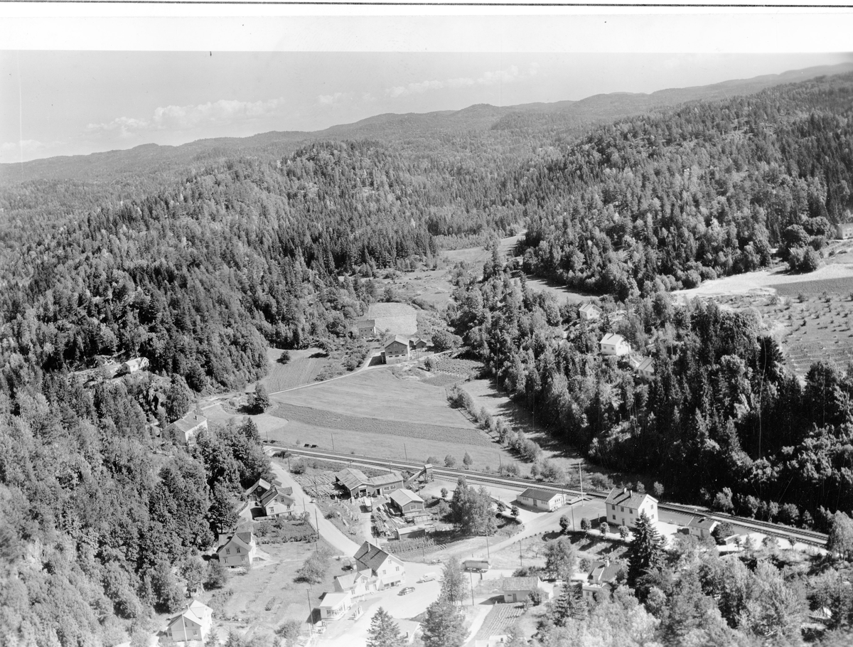 Luftfoto over området ved Sannidal stasjon. Bebyggelsen rundt. 1.juli.1959 Litt annen vinkel en den forrige.