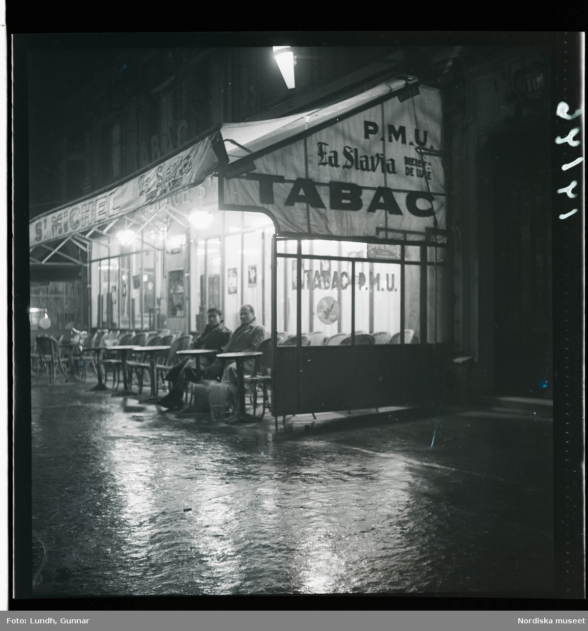 1950. Paris. "St Michel La Slava" gata, kvällsbild