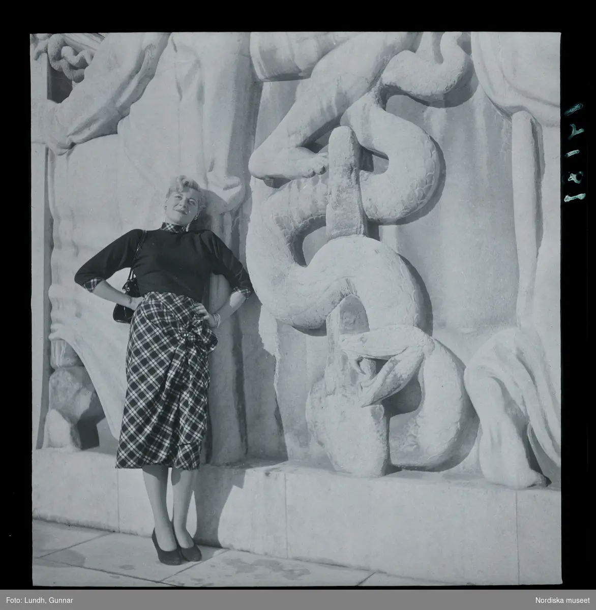 1950. Paris. Dam poserandes vid relief