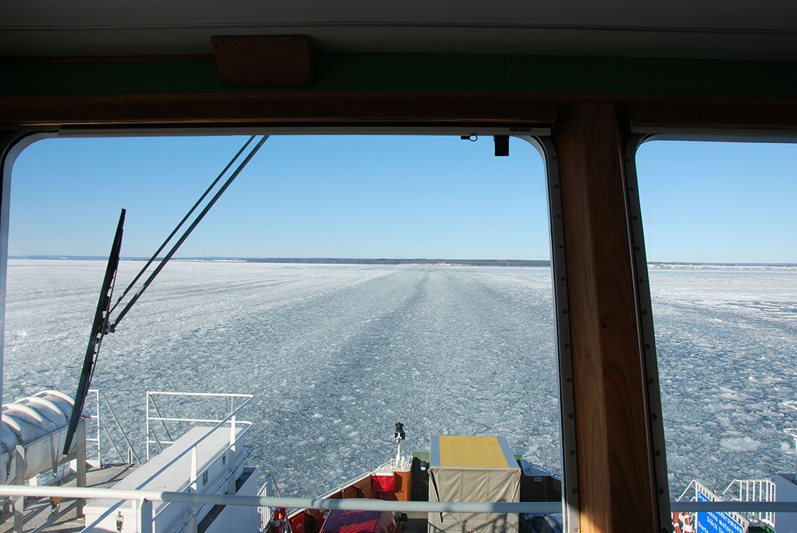 Bild från kommandobryggan mot Visingsö och isrännan, på väg mot Gränna.