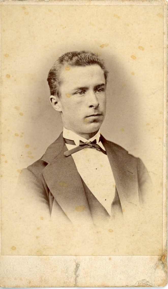 Porträtt av en okänd ung man - bröstbild.