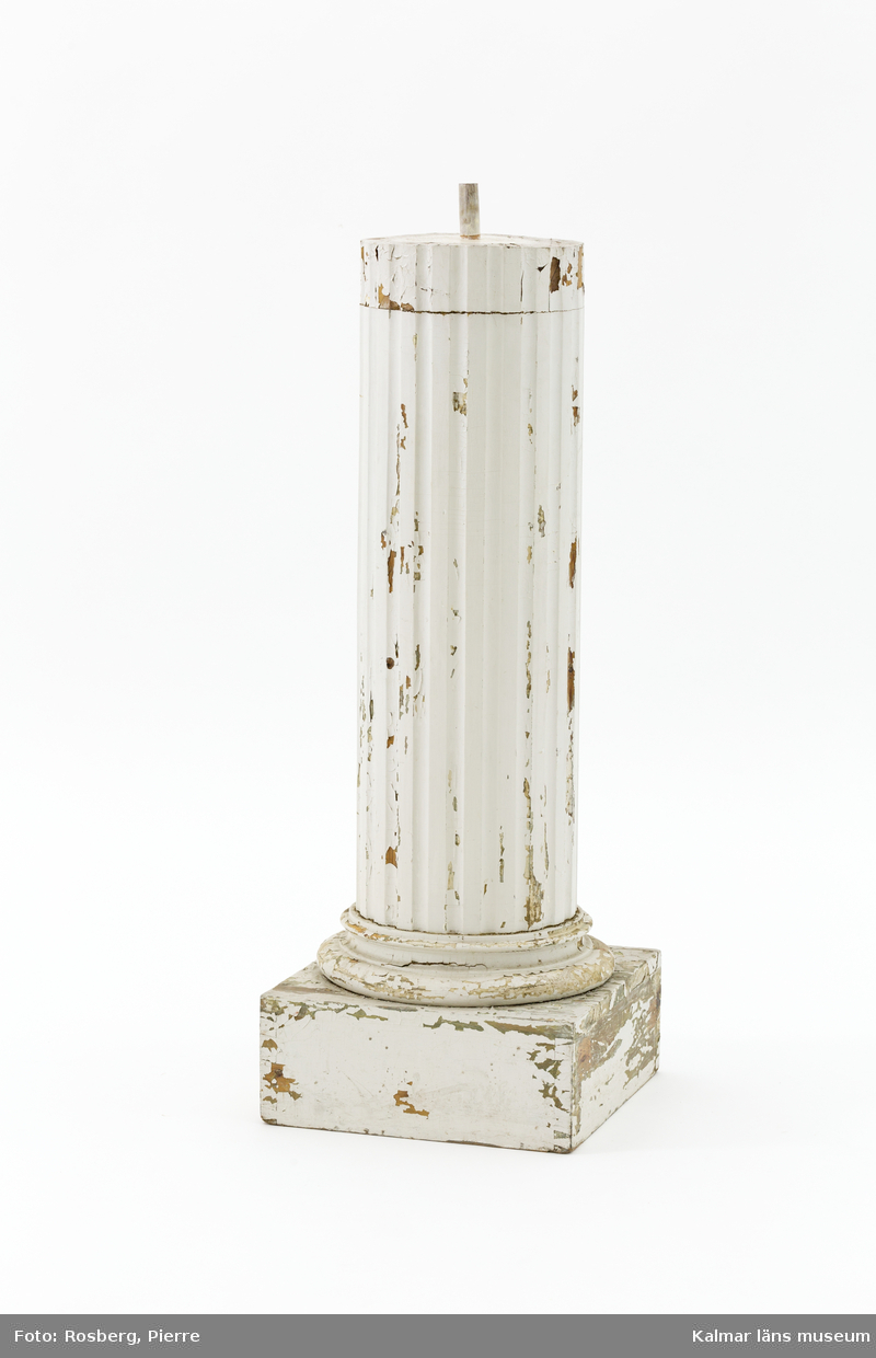 KLM 13081. Byst, med piedestal. Byst av gips, föreställande Carl XV. Piedestal av trä i form av vitmålad kannelerad kolonn. Signerad: HANSEN FEC 1850.