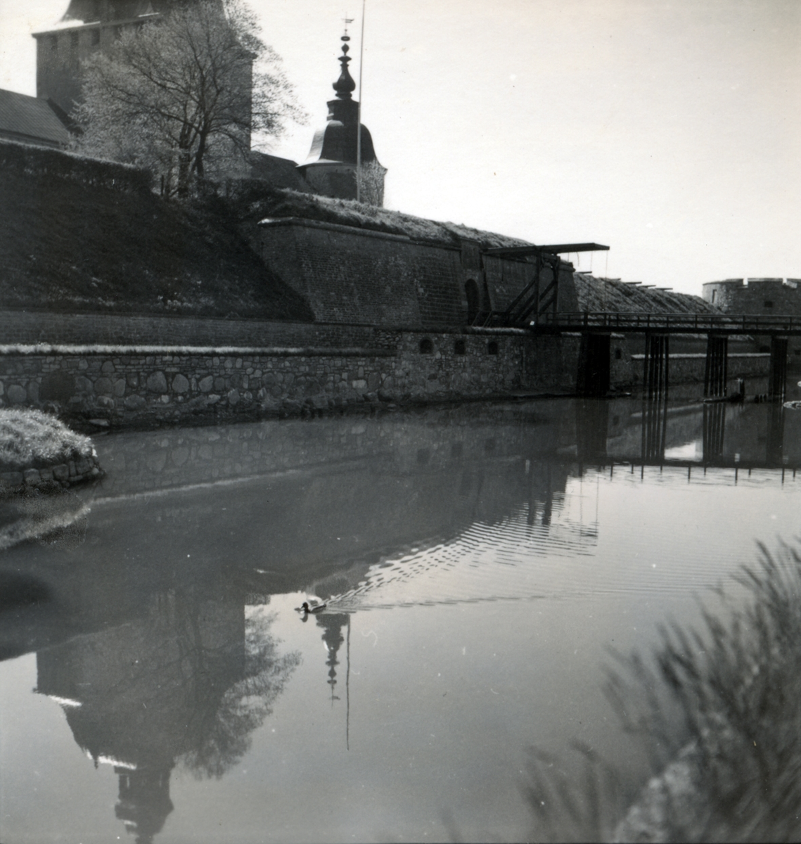 Kalmar slott med vallgrav.