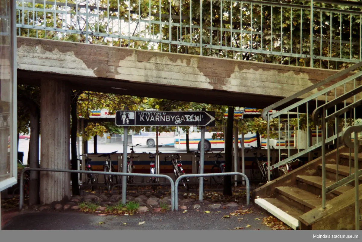 Cykelparkering under en bro. Mölndalsbro i dag - ett skolpedagogiskt dokumentationsprojekt på Mölndals museum under oktober 1996. 1996_1173-1187 är gjorda av högstadieelever från Kvarnbyskolan 9D, grupp 3. Se även 1996_0913-0940.