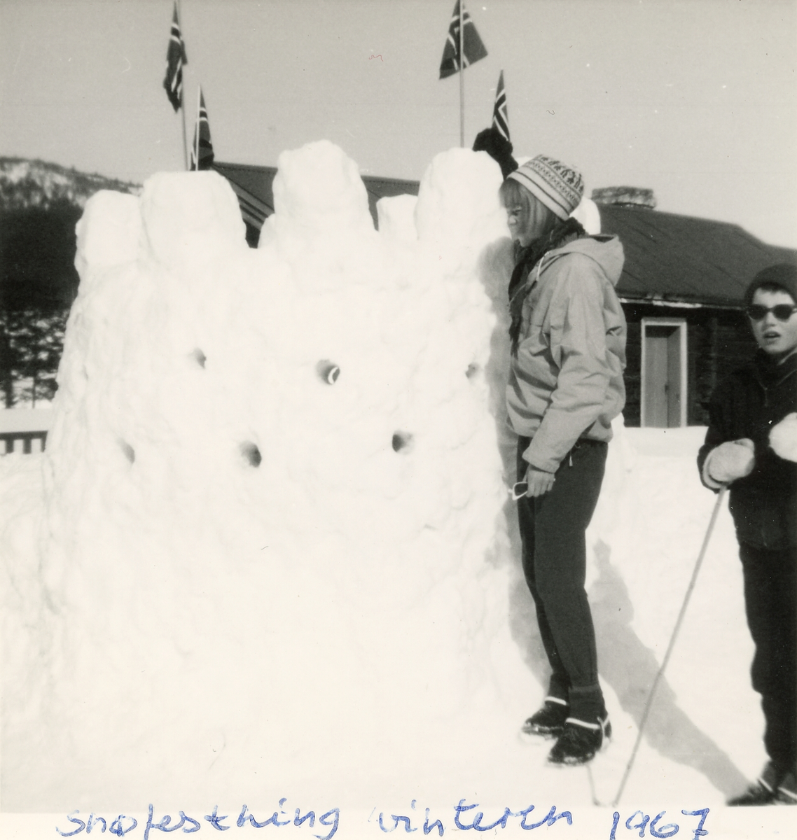 Barn har bygget snøfestning